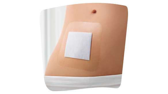 Imagen de una persona con un apósito Leukoplast para acelerar la cicatrización Imagen de una persona con un apósito Leukoplast para acelerar la cicatrización